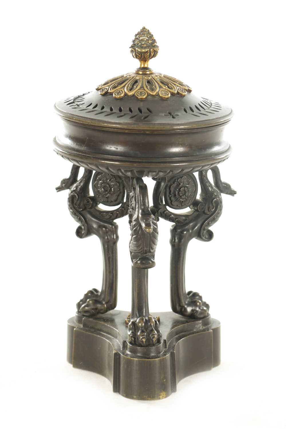 Lot 822 - A LATE 19TH CENTURY GRAND TOUR BRONZE LIDDED URN