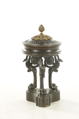 Lot 822 - A LATE 19TH CENTURY GRAND TOUR BRONZE LIDDED URN