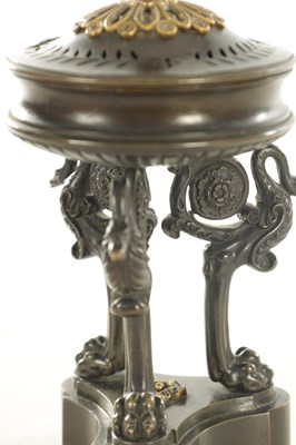 Lot 822 - A LATE 19TH CENTURY GRAND TOUR BRONZE LIDDED URN