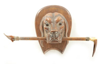 Lot 1197 - A LATE 19TH CENTURY CARVED FOX HOUND KEY RACK