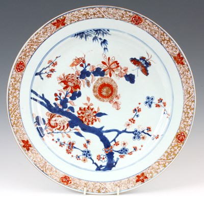 Lot 195 - AN 18TH CHINESE IMARI CHARGER painted with...