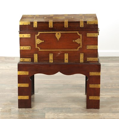 Lot 103 - AN 18TH CENTURY INDIAN HARDWOOD AND INLAID BRASS DRESSING BOX ON STAND