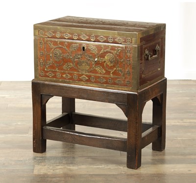 Lot 112 - AN 18TH CENTURY INDIAN BRASS BOUND AND SCROLL INLAID HARDWOOD FITTED DRESSING BOX ON STAND