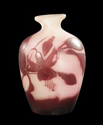 Lot 19 - EMILE GALLE. AN ART NOUVEAU CAMEO GLASS VASE