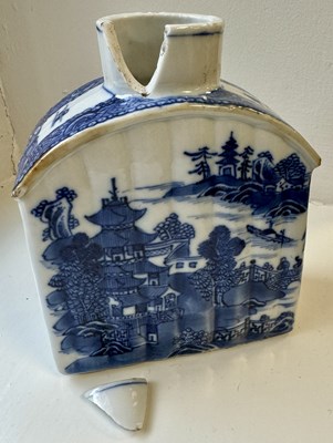 Lot 128 - TWO 19TH CENTURY CHINESE BLUE AND WHITE TEA CADDIES AND A SAKE CUP