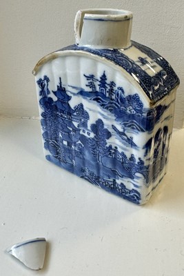 Lot 128 - TWO 19TH CENTURY CHINESE BLUE AND WHITE TEA CADDIES AND A SAKE CUP