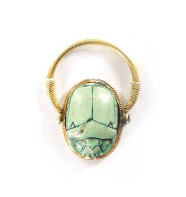 Lot 263 - AN EGYPTIAN YELLOW METAL SET SCARAB BEETLE RING