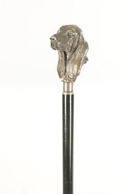 Lot 447 - AN EARLY 20TH CENTURY SILVER TOPPED DOGS HEAD WALKING STICK