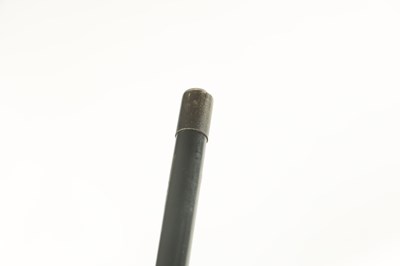 Lot 447 - AN EARLY 20TH CENTURY SILVER TOPPED DOGS HEAD WALKING STICK