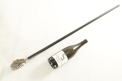 Lot 447 - AN EARLY 20TH CENTURY SILVER TOPPED DOGS HEAD WALKING STICK