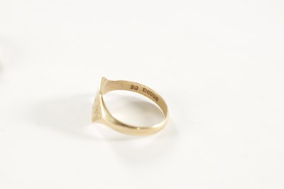 Lot 270 - AN 18CT GOLD WEDDING RING AND A GENTLEMAN’S 9CT GOLD RING