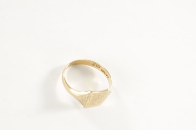 Lot 270 - AN 18CT GOLD WEDDING RING AND A GENTLEMAN’S 9CT GOLD RING