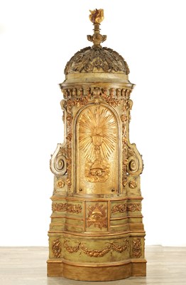 Lot 1232 - AN 18TH CENTURY ITALIAN CARVED GILT WOOD TABERNACLE