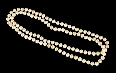 Lot A LARGE STRING OF PEARLS