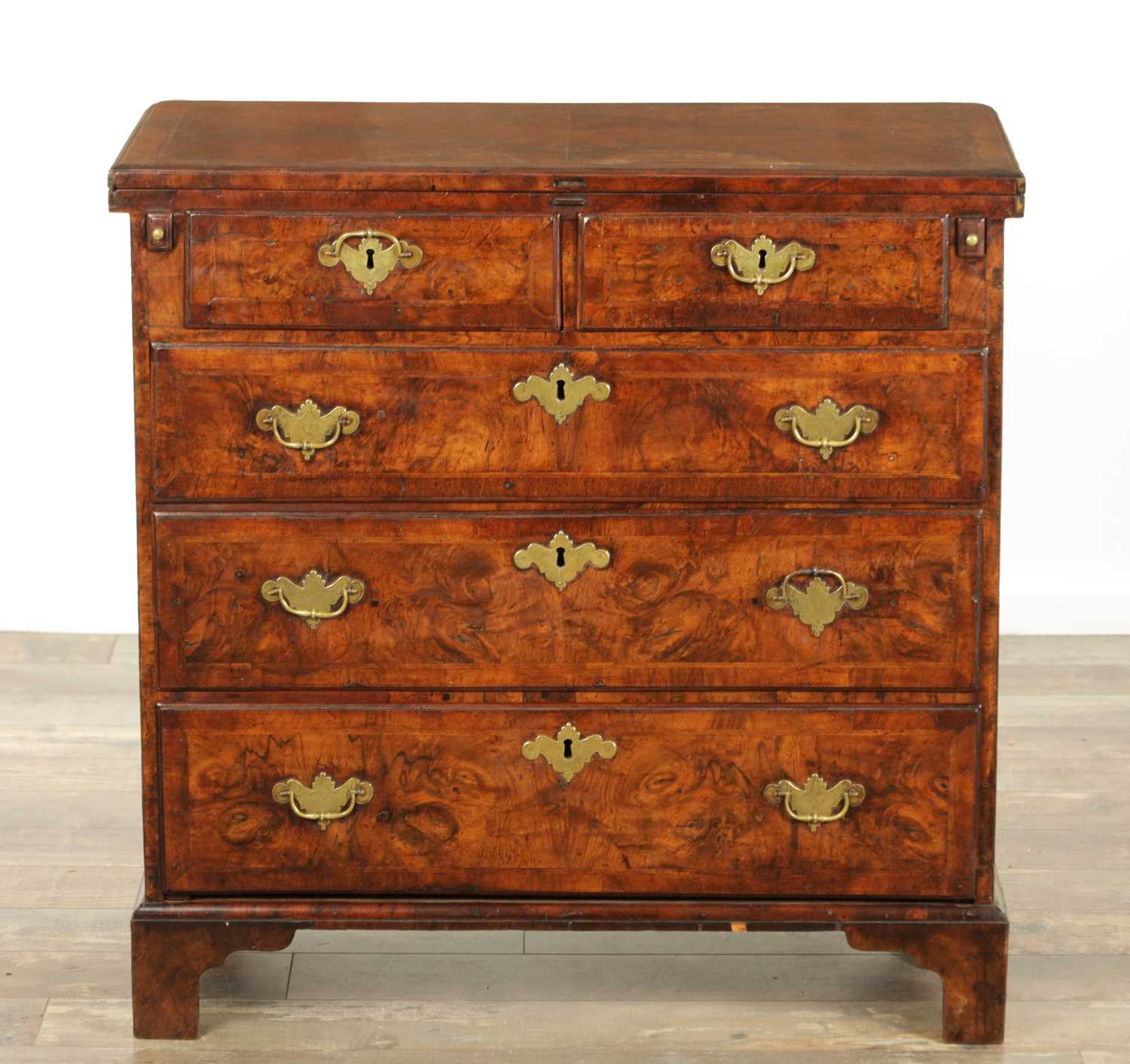 Lot 1415 - AN EARLY 18TH CENTURY FIGURED WALNUT AND HERRING BANDED BACHELORS CHEST