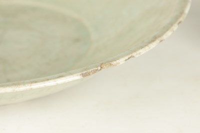 Lot 278 - AN 18TH/19TH CENTURY CHINESE CELEDON CRACKLE GLAZED BOWL