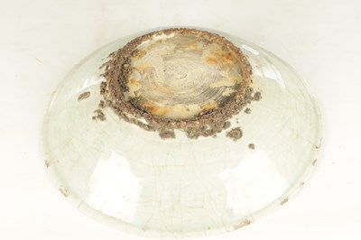 Lot 278 - AN 18TH/19TH CENTURY CHINESE CELEDON CRACKLE GLAZED BOWL