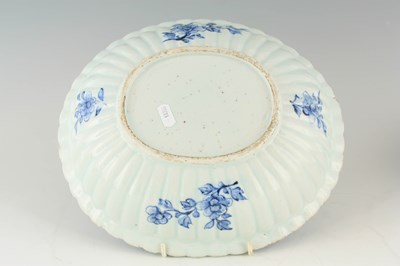 Lot 258 - AN 18TH CENTURY CHINESE PORCELAIN BLUE AND WHITE OVAL-SHAPED DISH