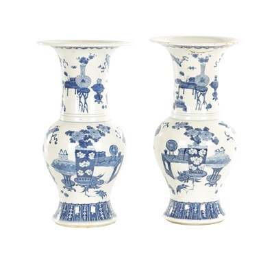 Lot 185 - A PAIR OF 18TH / 19TH CENTURY CHINESE BLUE AND WHITE VASES