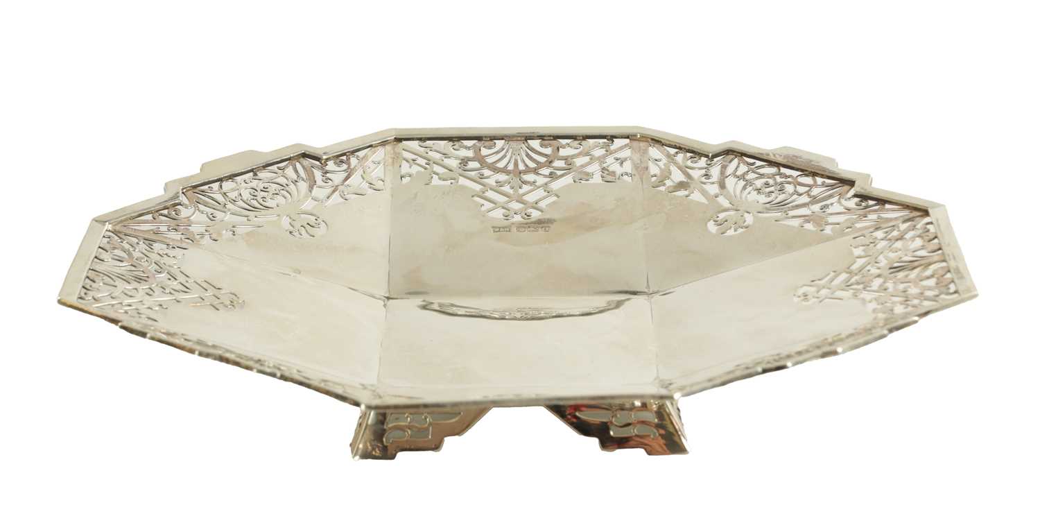 Lot 465 - A STYLISH ART DECO OCTAGONAL SILVER FRUIT DISH