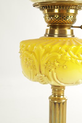 Lot 713 - A FINE VICTORIAN BRASS AND YELLOW GLASS OIL LAMP