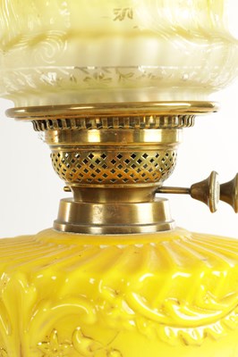 Lot 713 - A FINE VICTORIAN BRASS AND YELLOW GLASS OIL LAMP