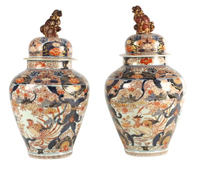 Lot 123 - A GOOD PAIR OF 18TH / EARLY 19TH CENTURY JAPANESE OMARI VASES AND COVERS