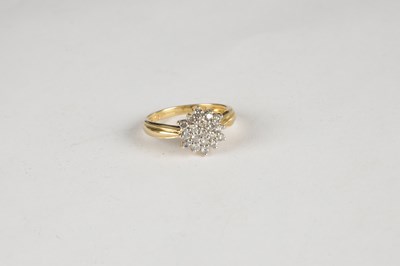 Lot 299 - A LADIES 18CT GOLD DIAMOND CLUSTER RING