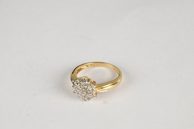 Lot 299 - A LADIES 18CT GOLD DIAMOND CLUSTER RING