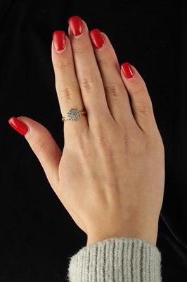 Lot 299 - A LADIES 18CT GOLD DIAMOND CLUSTER RING