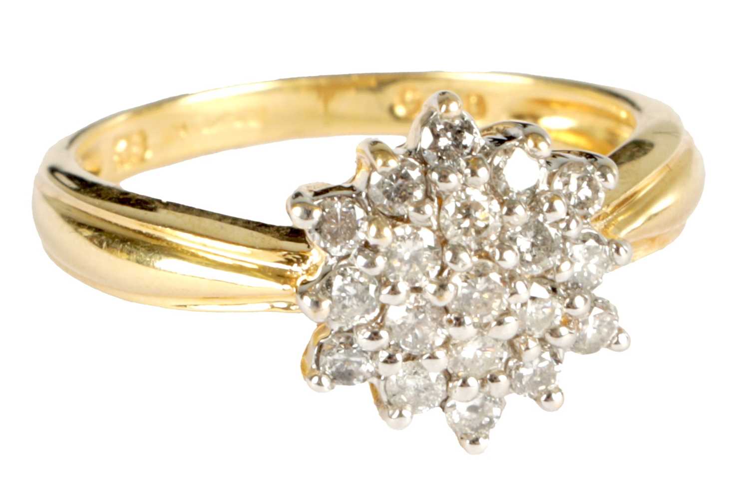 Lot 299 - A LADIES 18CT GOLD DIAMOND CLUSTER RING