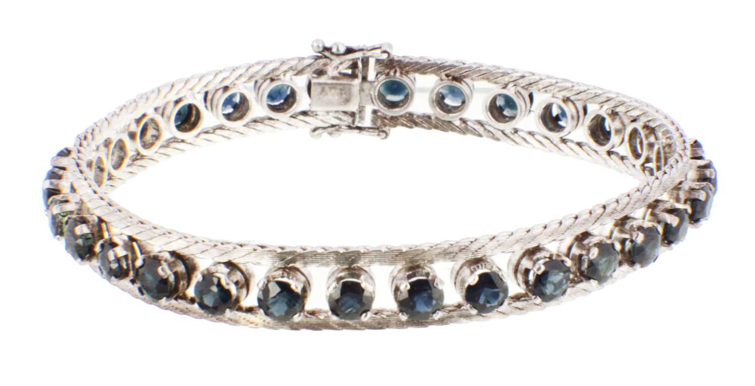 Lot 564 - A LADIES 18CT WHITE GOLD SAPPHIRE BRACELET