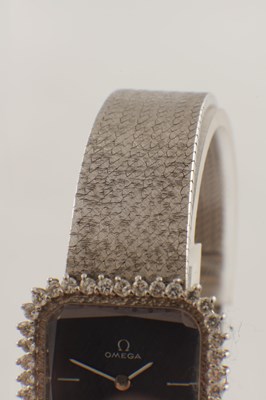 Lot 1412 - A LADIES 18CT WHITE GOLD AND DIAMOND SET OMEGA DE VILLE WRIST WATCH