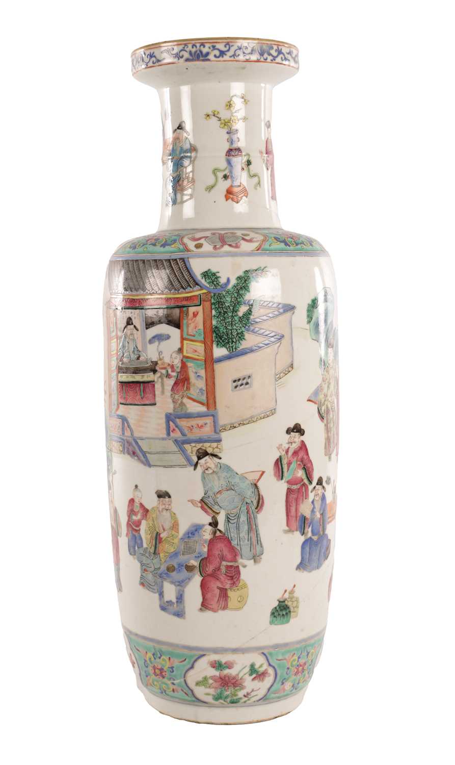 Lot 132 - AN 18TH / 19TH CENTURY CHINESE FAMILLE ROSE VASE