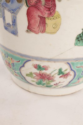 Lot 132 - AN 18TH / 19TH CENTURY CHINESE FAMILLE ROSE VASE