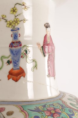 Lot 132 - AN 18TH / 19TH CENTURY CHINESE FAMILLE ROSE VASE