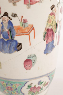 Lot 132 - AN 18TH / 19TH CENTURY CHINESE FAMILLE ROSE VASE