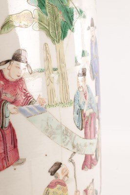 Lot 132 - AN 18TH / 19TH CENTURY CHINESE FAMILLE ROSE VASE