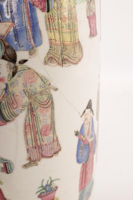 Lot 132 - AN 18TH / 19TH CENTURY CHINESE FAMILLE ROSE VASE
