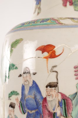 Lot 132 - AN 18TH / 19TH CENTURY CHINESE FAMILLE ROSE VASE