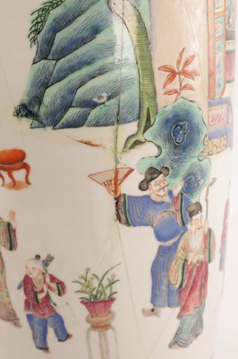 Lot 132 - AN 18TH / 19TH CENTURY CHINESE FAMILLE ROSE VASE