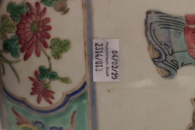 Lot 132 - AN 18TH / 19TH CENTURY CHINESE FAMILLE ROSE VASE