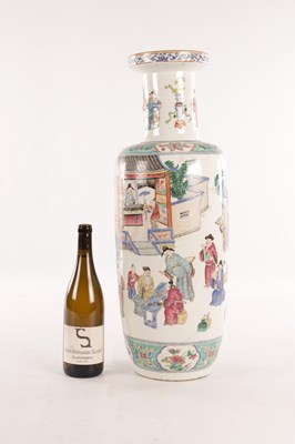 Lot 132 - AN 18TH / 19TH CENTURY CHINESE FAMILLE ROSE VASE