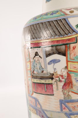 Lot 132 - AN 18TH / 19TH CENTURY CHINESE FAMILLE ROSE VASE
