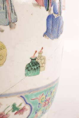 Lot 132 - AN 18TH / 19TH CENTURY CHINESE FAMILLE ROSE VASE