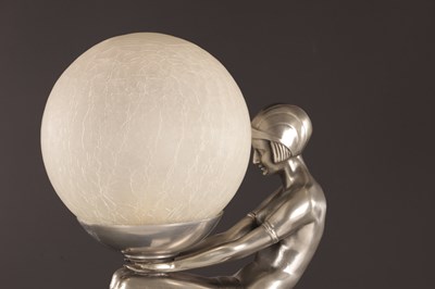 Lot 922 - AN ART DECO FIGURAL TABLE LAMP