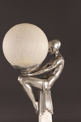 Lot 922 - AN ART DECO FIGURAL TABLE LAMP