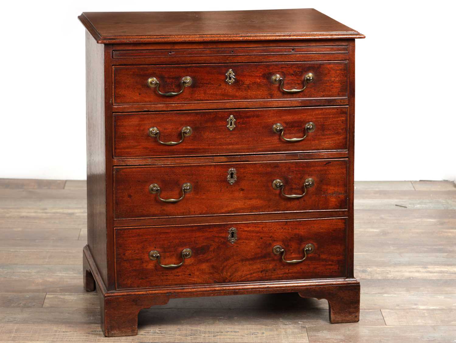 Lot 1364 - A GOOD GEORGE III MAHOGANY CHEST OF DRAWERS OF SMALL SIZE