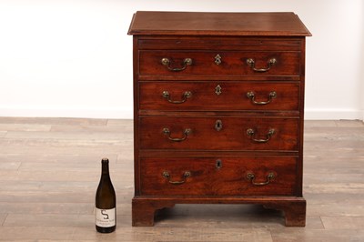 Lot 1364 - A GOOD GEORGE III MAHOGANY CHEST OF DRAWERS OF SMALL SIZE
