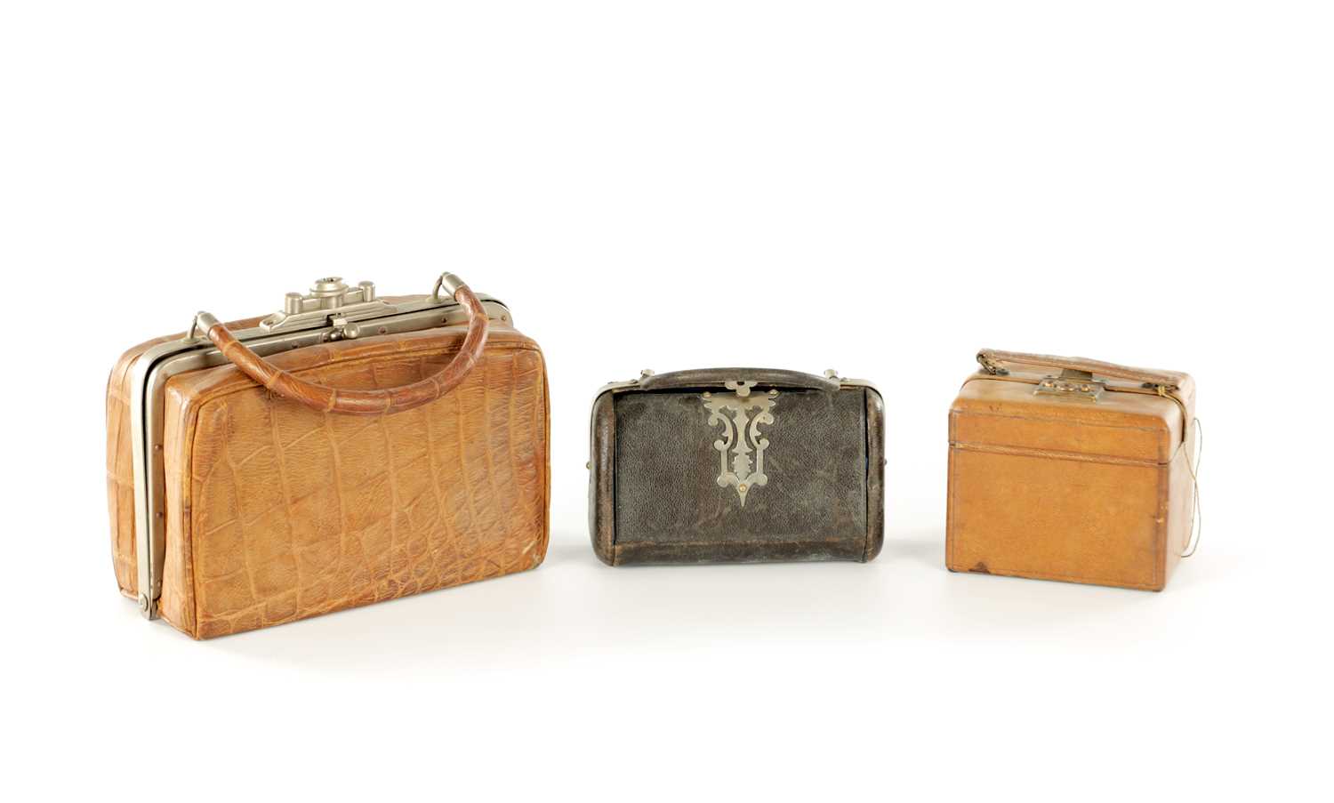 Lot 861 - A VINTAGE CROCODILE LADIES TRAVELING VANITY BAG